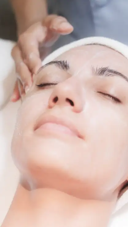 Rostro de mujer relajada realizandose un tratamiento facial Peeling Químico